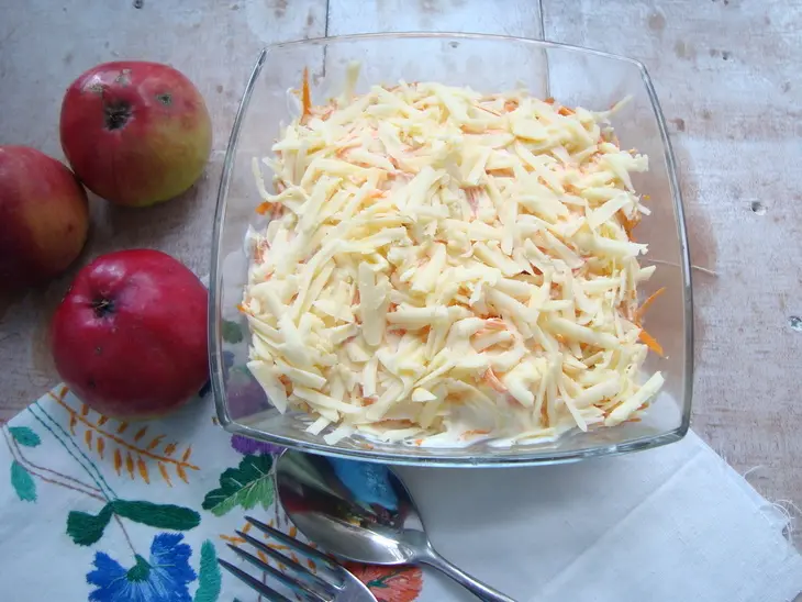 Салат французский с морковью и яблоком.: шаг 5