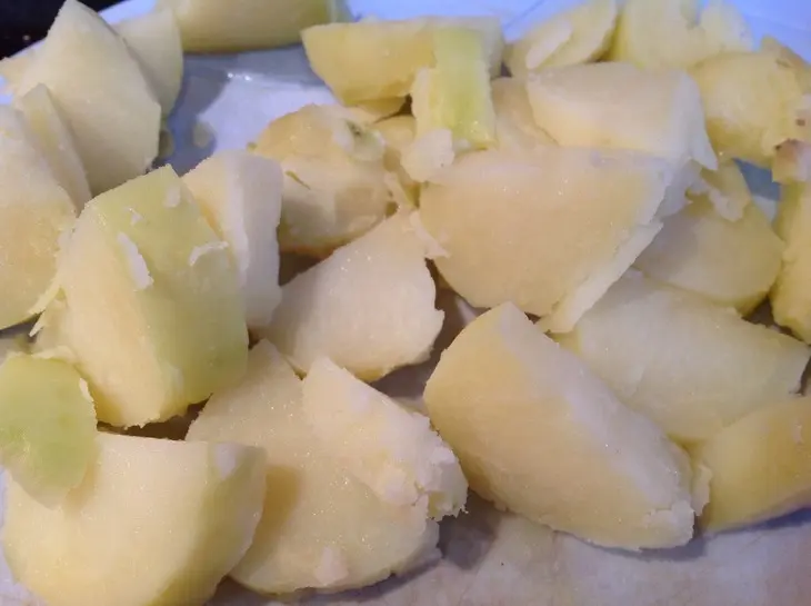 Тёплый салат с кедровыми орешками: шаг 1