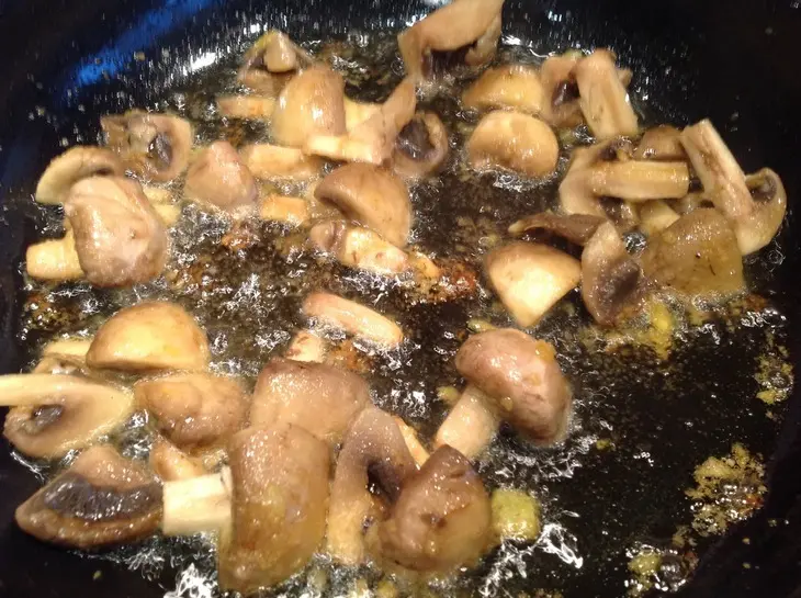 Тёплый салат с кедровыми орешками: шаг 5