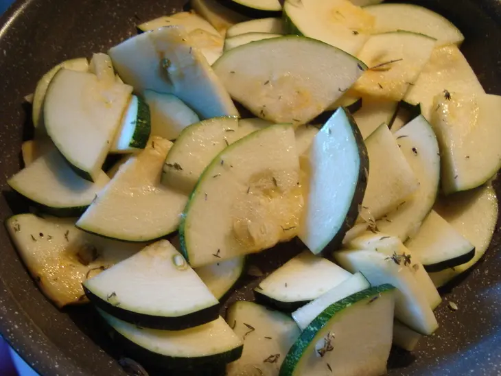 Кабачковая запеканка с брынзой и пармезаном: шаг 4