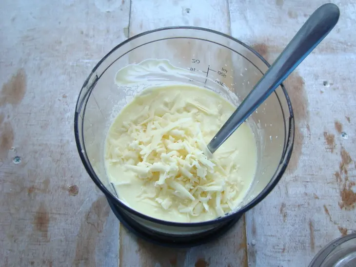 Кабачковая запеканка с брынзой и пармезаном: шаг 6