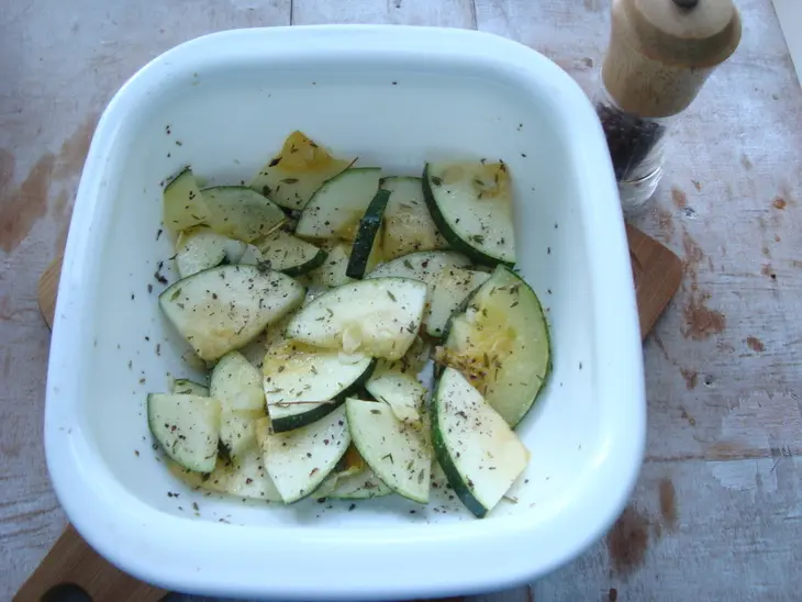 Кабачковая запеканка с брынзой и пармезаном: шаг 7