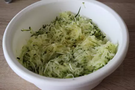 Кабачковые оладьи с плавленным сыром: шаг 1