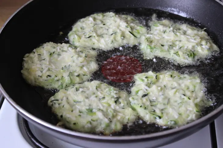 Кабачковые оладьи с плавленным сыром: шаг 5