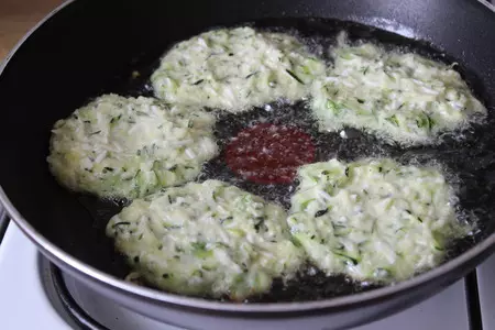 Кабачковые оладьи с плавленным сыром: шаг 5