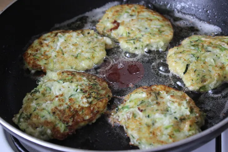 Кабачковые оладьи с плавленным сыром: шаг 6
