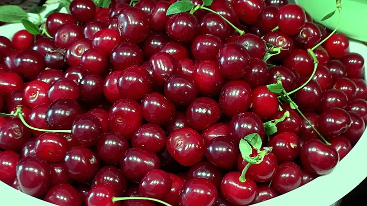 Вишневой варенье с шоколадом и миндалем: шаг 1