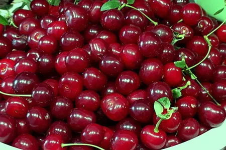 Вишневой варенье с шоколадом и миндалем: шаг 1