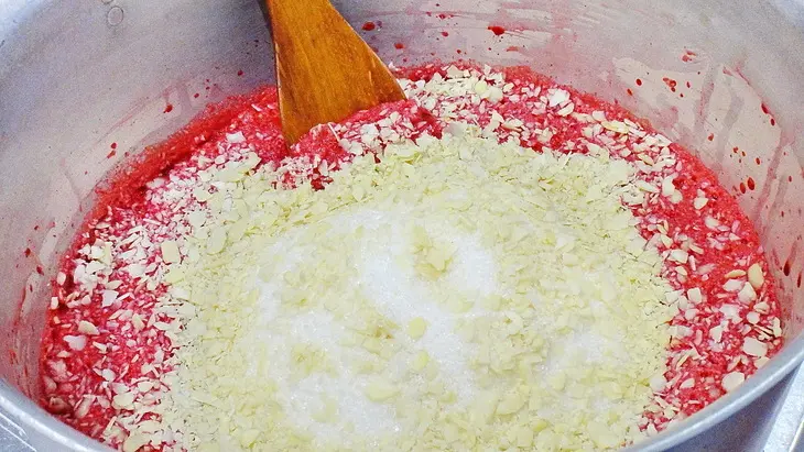 Вишневой варенье с шоколадом и миндалем: шаг 3