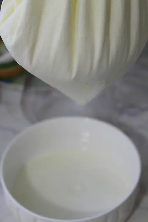 Мягкий сыр из простокваши, кефира, сметаны: шаг 2