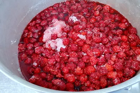 Малиновое варенье с лимоном и базиликом: шаг 2