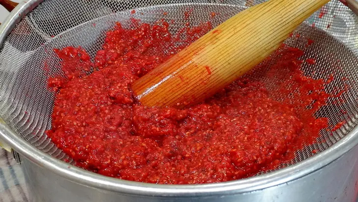 Малиновое варенье с мятой и белым шоколадом: шаг 2