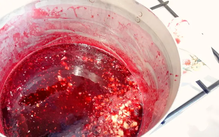 Малиновое варенье с мятой и белым шоколадом: шаг 5