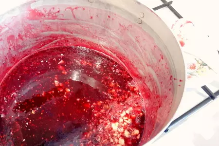 Малиновое варенье с мятой и белым шоколадом: шаг 5