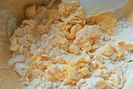 Ромбики с голубикой на тёртом тесте: шаг 3