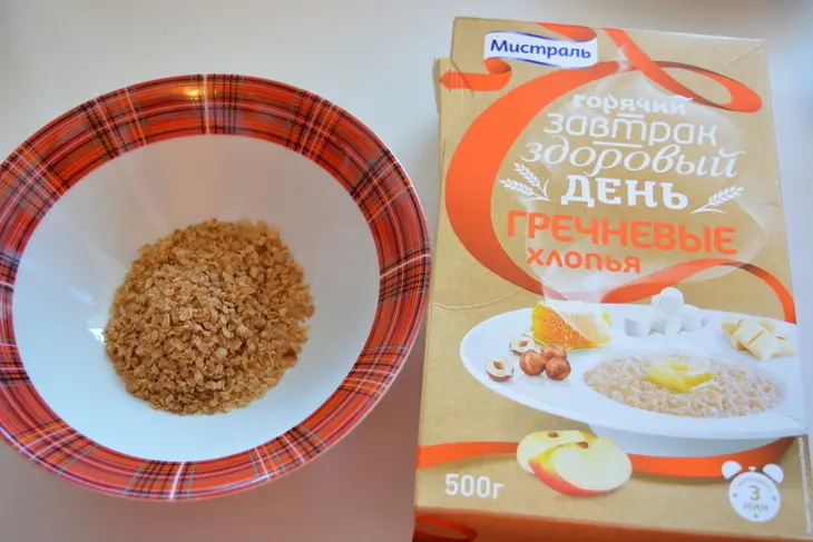 Гречневый омлет с сыром и зеленым луком: шаг 1