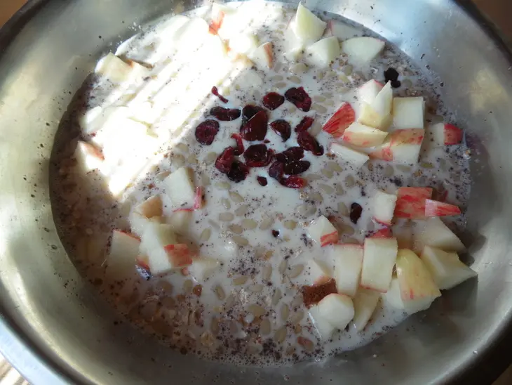 Запеченые хлопья с яблоками и клюквой: шаг 5
