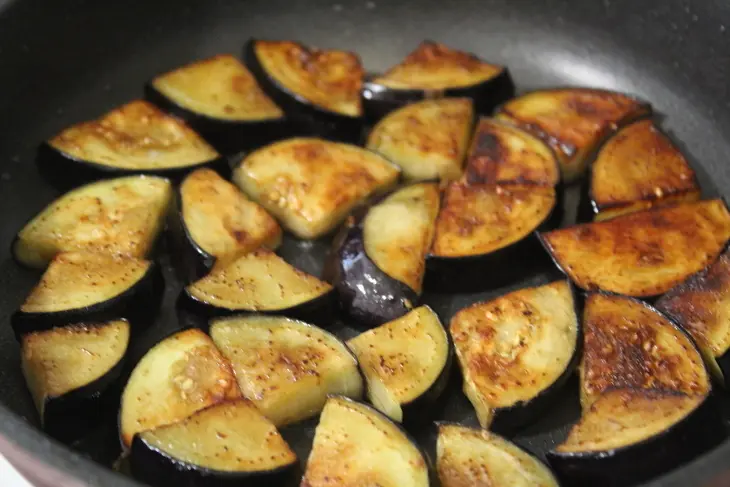 Острый салат из баклажан к мясу, птице, шашлыкам: шаг 2