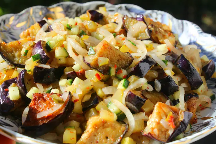 Острый салат из баклажан к мясу, птице, шашлыкам: шаг 5