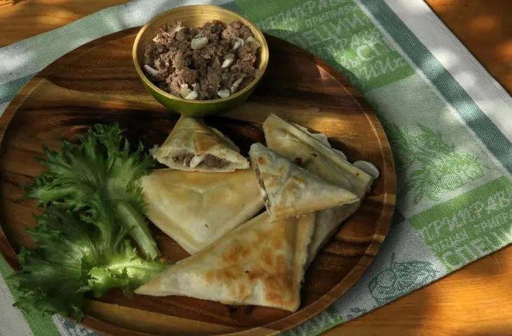Пирожки из слоеного теста с мясом: шаг 3