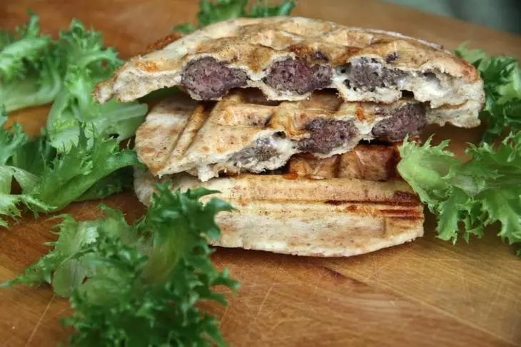 Цельнозерновая  пита с колбасками: шаг 1