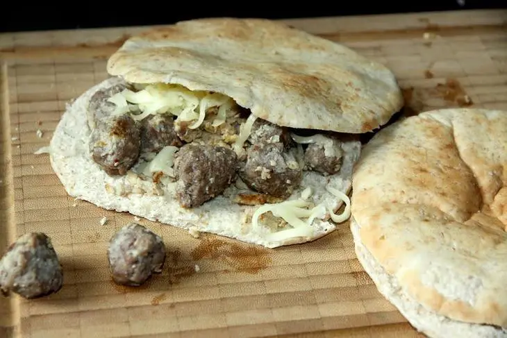 Цельнозерновая  пита с колбасками: шаг 2