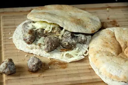 Цельнозерновая  пита с колбасками: шаг 2