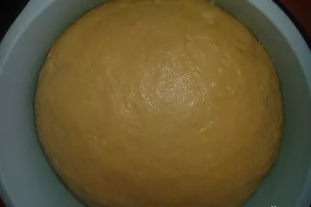 Пикантная булка-«цветок» с брынзой и вялеными томатами: шаг 2