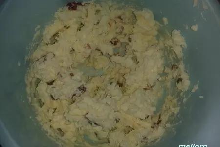 Пикантная булка-«цветок» с брынзой и вялеными томатами: шаг 4