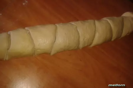 Пикантная булка-«цветок» с брынзой и вялеными томатами: шаг 7