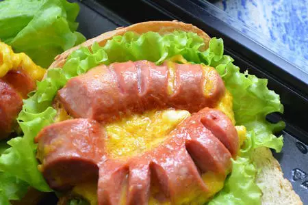 Бутерброд с сосиской и яйцом: шаг 7