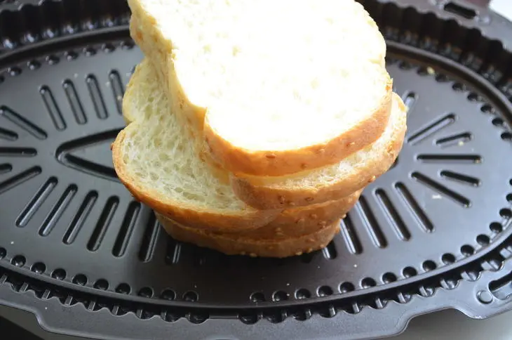 Сэндвич с джемом, бананом и творожной массой: шаг 1