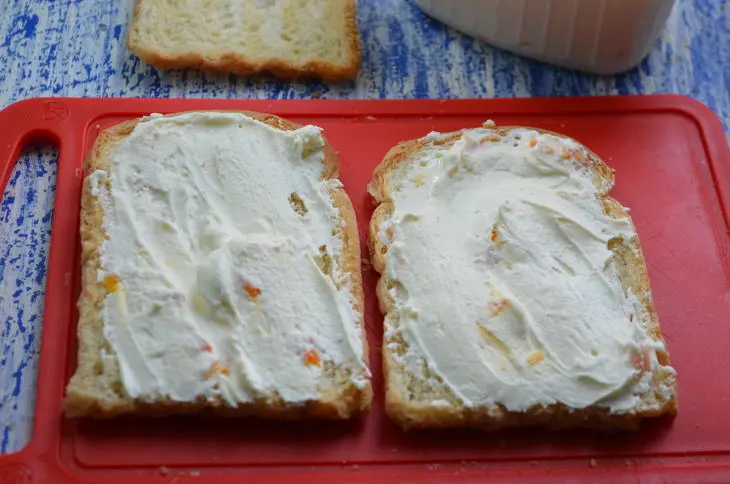 Сэндвич с джемом, бананом и творожной массой: шаг 2