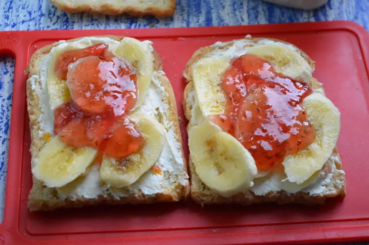 Сэндвич с джемом, бананом и творожной массой: шаг 3