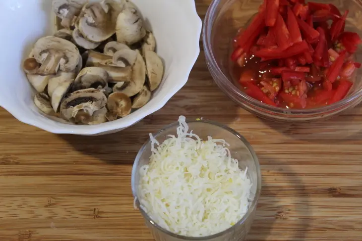 Кесадилья с томатами, сыром и шампиньонами: шаг 1