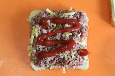 Горячий сэндвич с кетчупом, мясным фаршем, колбасой и сыром: шаг 3