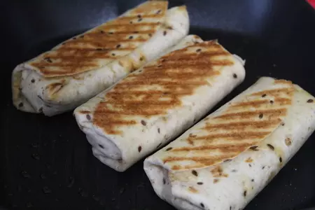Буррито с начинкой из риса, мяса и овощей: шаг 6