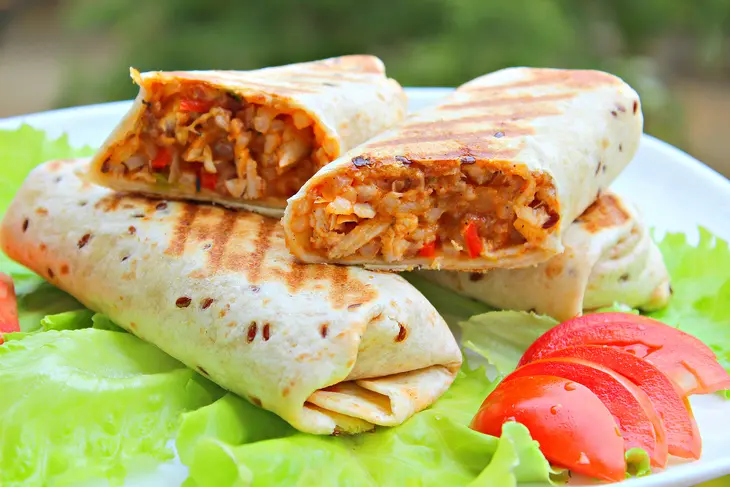 Буррито с начинкой из риса, мяса и овощей: шаг 7