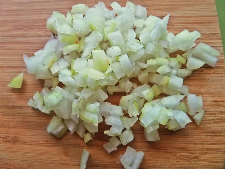 Бутерброды свекольные с сыром бри и килькой: шаг 2