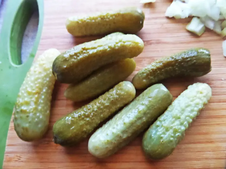 Бутерброды свекольные с сыром бри и килькой: шаг 5