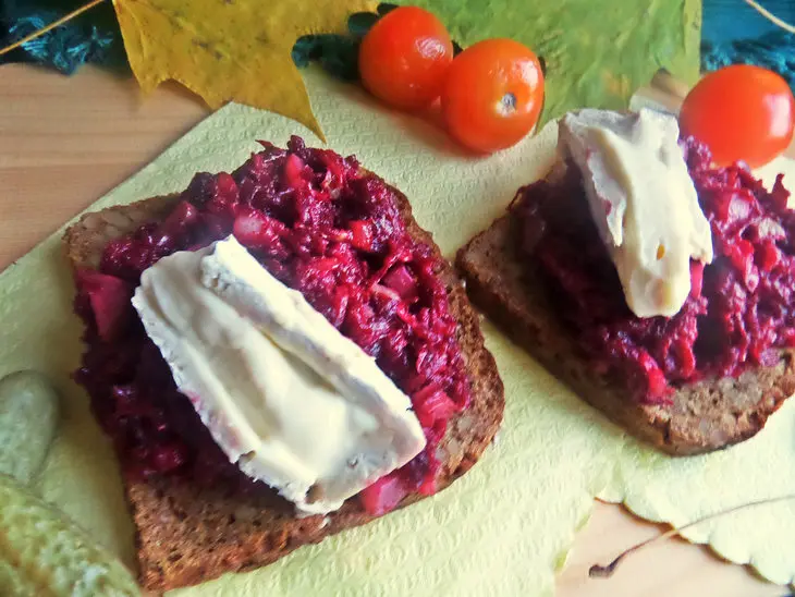 Бутерброды свекольные с сыром бри и килькой: шаг 8