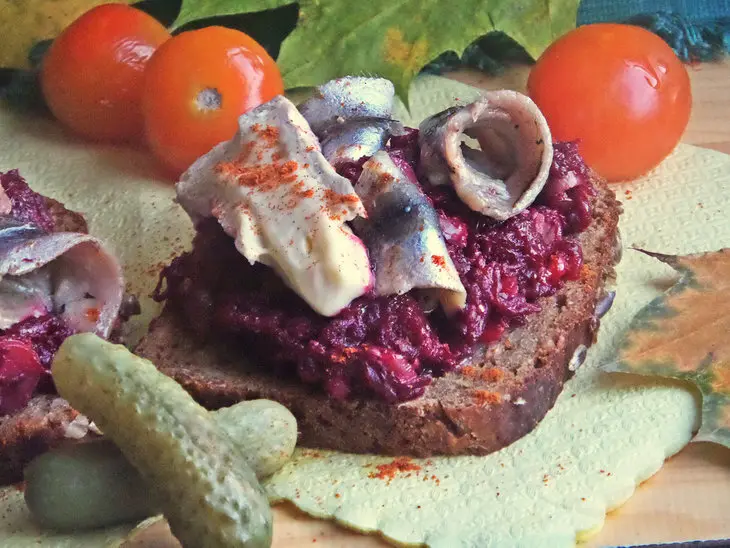 Бутерброды свекольные с сыром бри и килькой: шаг 9
