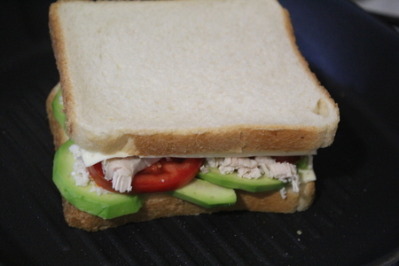 Горячий сэндвич с авокадо, куриной грудкой, помидором и двумя сырами: шаг 5