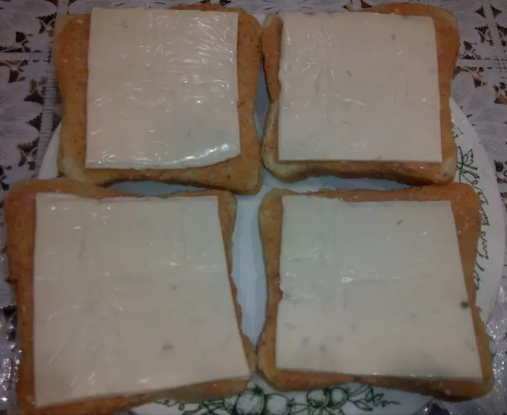 Сэндвич с пикантным чесночным соусом.: шаг 5