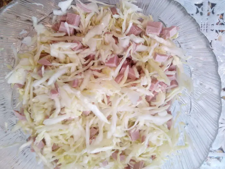 Капустно-колбасный закусочный пирог.: шаг 2