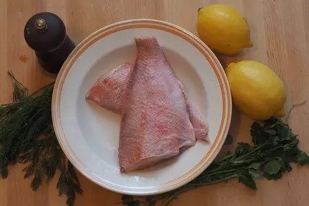 Окунь на гриле  с соусом и овощами: шаг 1