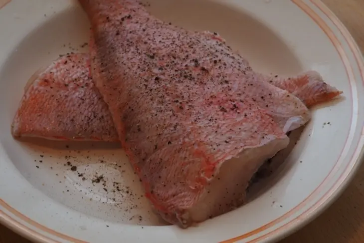 Окунь на гриле  с соусом и овощами: шаг 2
