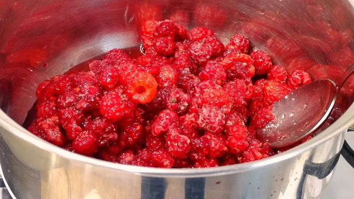 Малиновый джем с эстрагоном и перцем: шаг 1