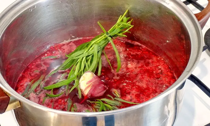 Малиновый джем с эстрагоном и перцем: шаг 2