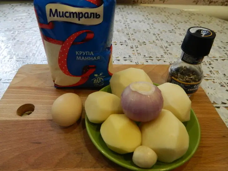 Драники картофельные с манкой.: шаг 1